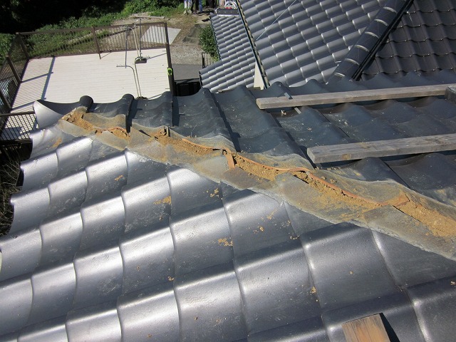 長久手市で強風の影響で瓦同士がずれていた、南蛮漆喰で棟を積み直していきます